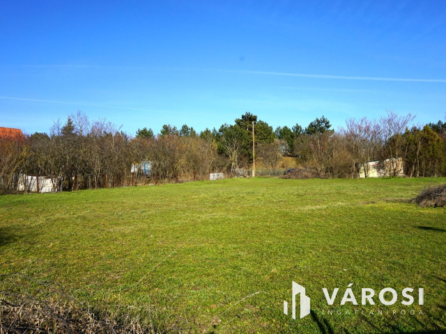 Lakóövezeti telek Vonyarcvashegy fő utcáján!