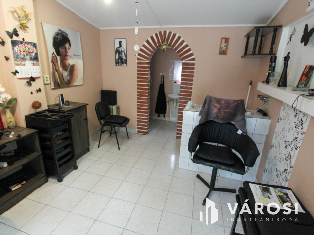 Bejáratott üzlethelyiség Algyőn eladó!