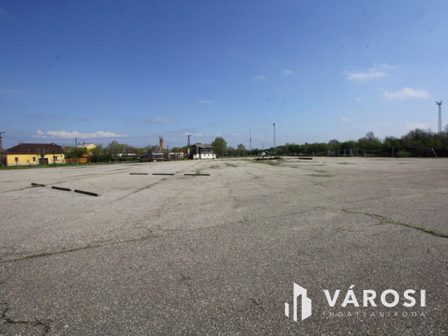 Szentesen a vasút állomásnál.