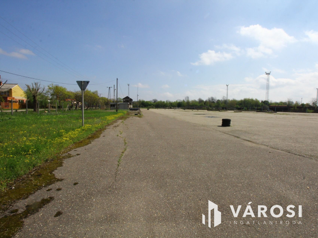 Szentesen a vasút állomásnál.