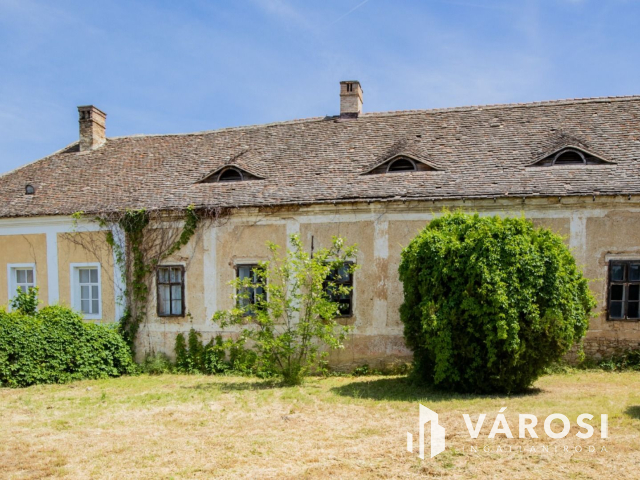 Részben felújított nemesi kúria, udvarház!