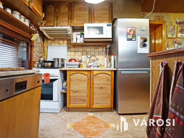 Két lakásos családi ház teljes szuterénnel eladó