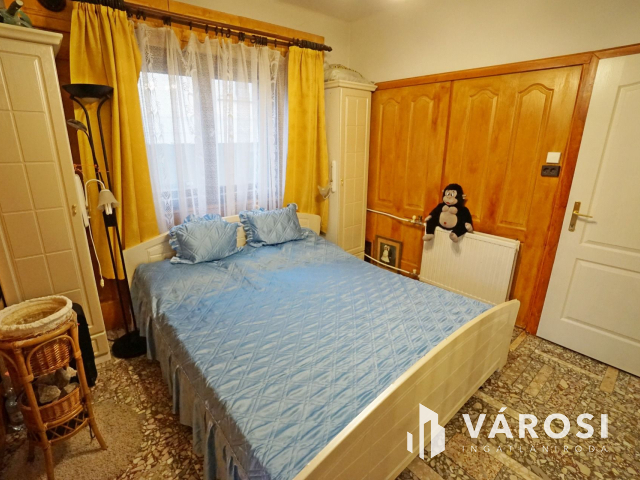 Két lakásos családi ház teljes szuterénnel eladó