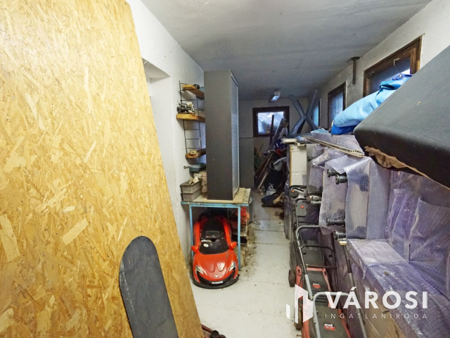 Két lakásos családi ház teljes szuterénnel eladó