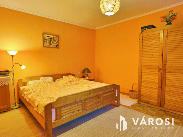 Belvároshoz közeli házrész, saját udvarral, kicsi rezsivel!