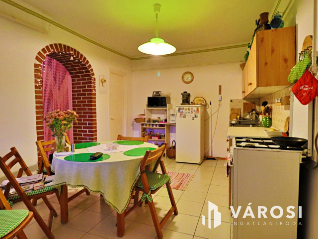 Belvároshoz közeli házrész, saját udvarral, kicsi rezsivel!