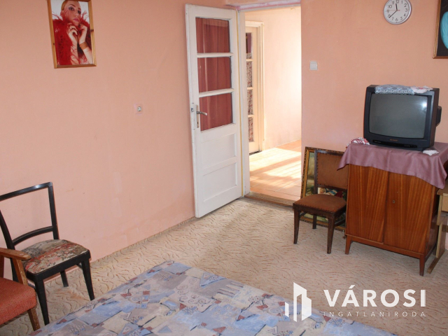 Tégla ház, csendes utcában eladó.