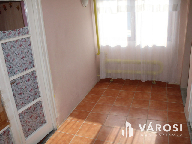 Tégla ház, csendes utcában eladó.