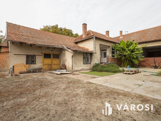 Bejáratott üzlet és polgári családi ház egyben