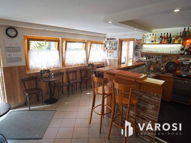 Bejáratott vendéglátóegység, felszereléssel együtt eladó!