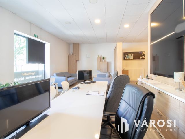Igényesen felújított, utcai bejáratú, 178 m2-es iroda eladó