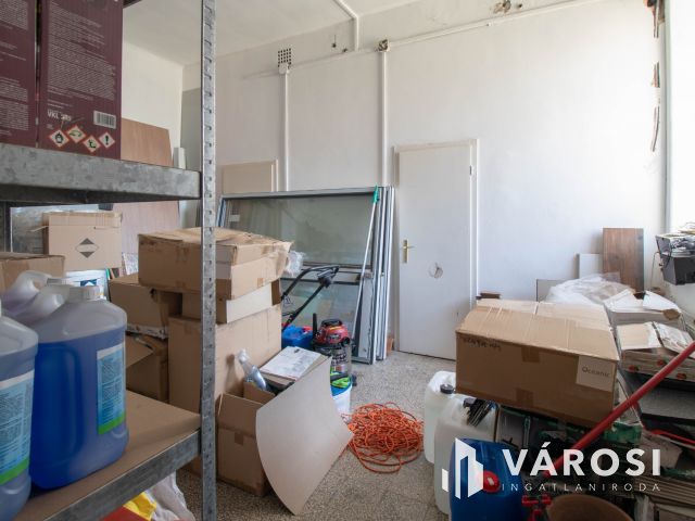 Igényesen felújított, utcai bejáratú, 178 m2-es iroda eladó