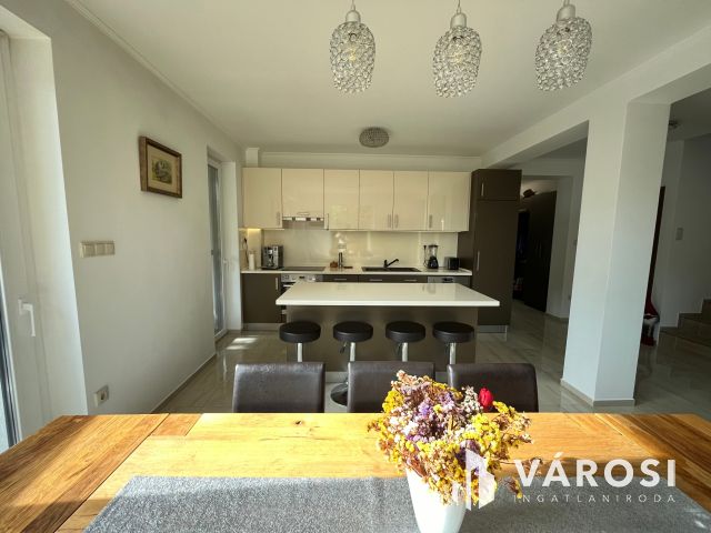 Debrecen Kertvárosi Lakóparkban Igényes Szép Ház