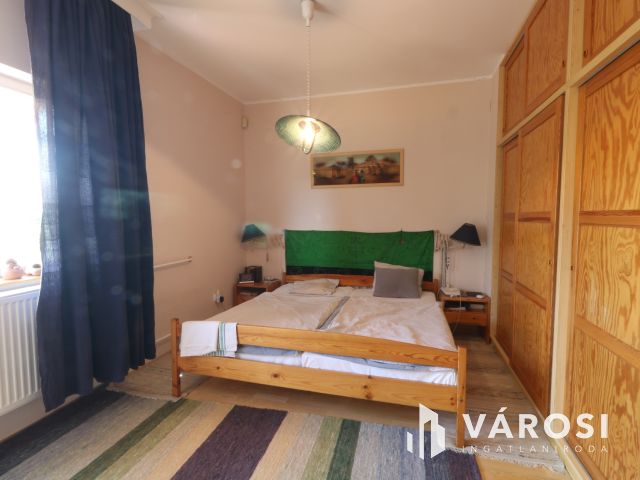 Bérkert utcai sorház, saját kertttel,garázzsal.