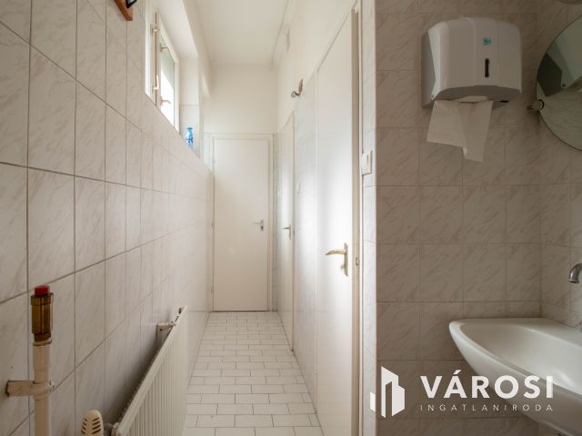 180 m2-es üzlet eladó 3 szintes irodaházzal, raktárakkal