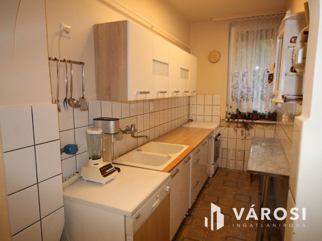 Földszinti lakás eladó az Attila utcában