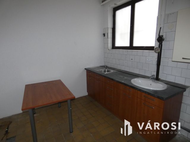 Üzletház méretű üzlethelyiség Ajka központjában eladó