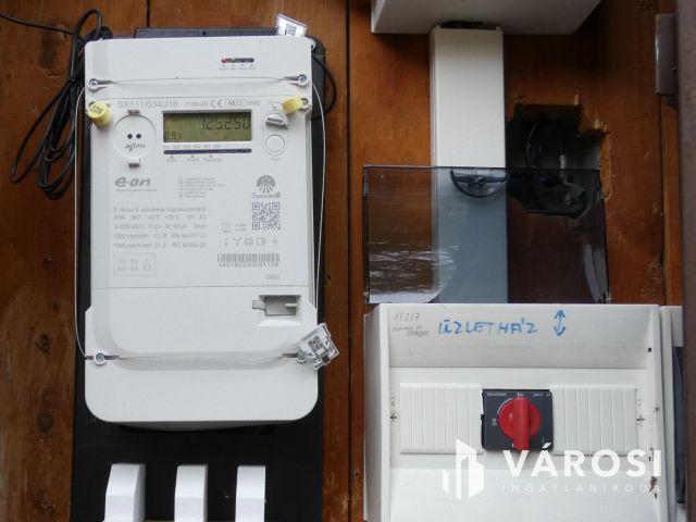 Üzletház méretű üzlethelyiség Ajka központjában eladó