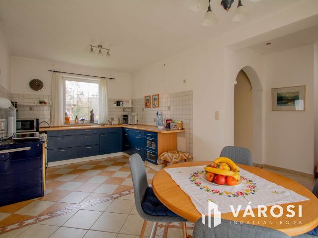 Lentihez közel, kiváló lehetőséggel rendelkező ház eladó!