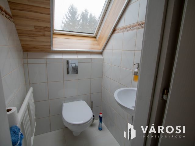 Lentihez közel, kiváló lehetőséggel rendelkező ház eladó!