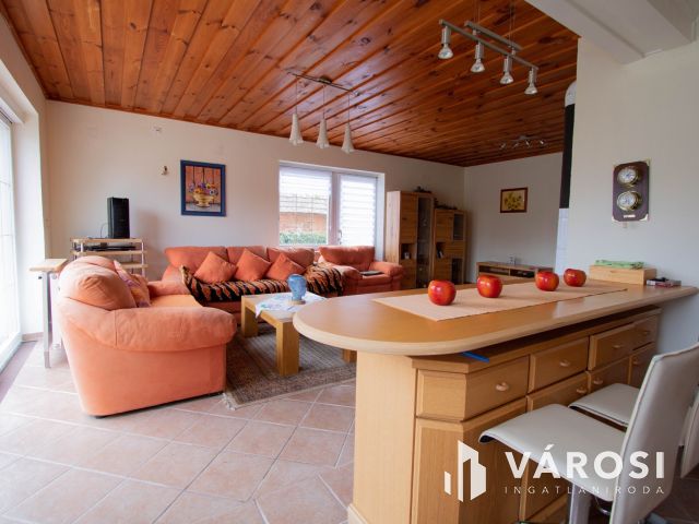 Lentihez közel, kiváló lehetőséggel rendelkező ház eladó!