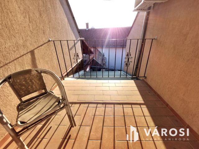 Felújított 4szobás családi ház,mellette kiadható ingatlannal