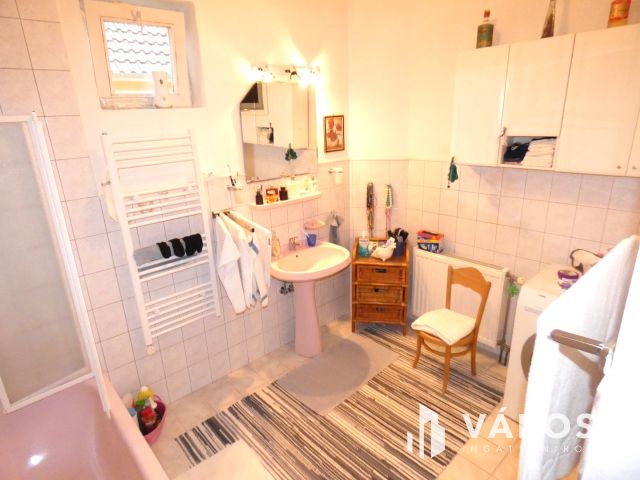 Nagy ház most még jó áron eladó a Balatonhoz közel