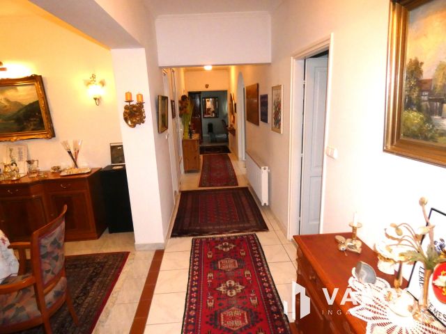 Nagy ház most még jó áron eladó a Balatonhoz közel