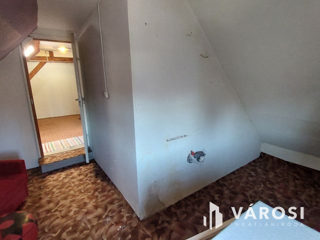 Két szintes családi ház a belváros szélén, Tapolcán eladó