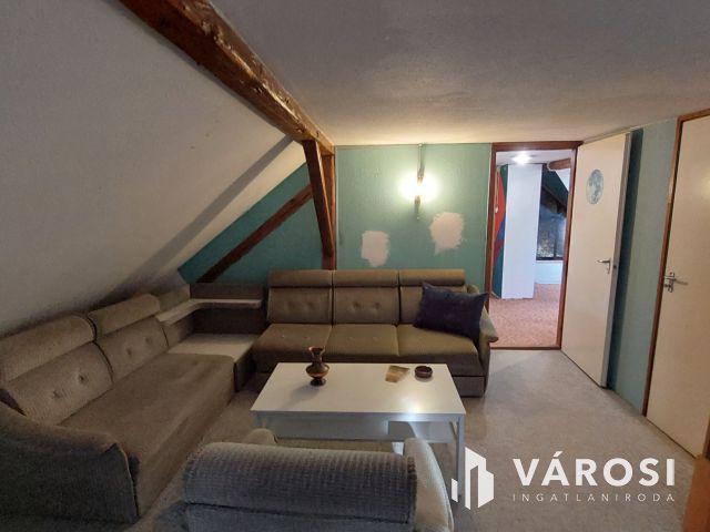 Két szintes családi ház a belváros szélén, Tapolcán eladó