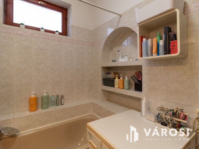 Masszív, kényelmes családi ház Gyulavári központjában