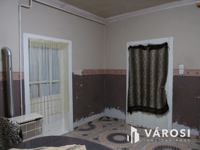 Egy ingatlan két lakrésszel csendes helyen