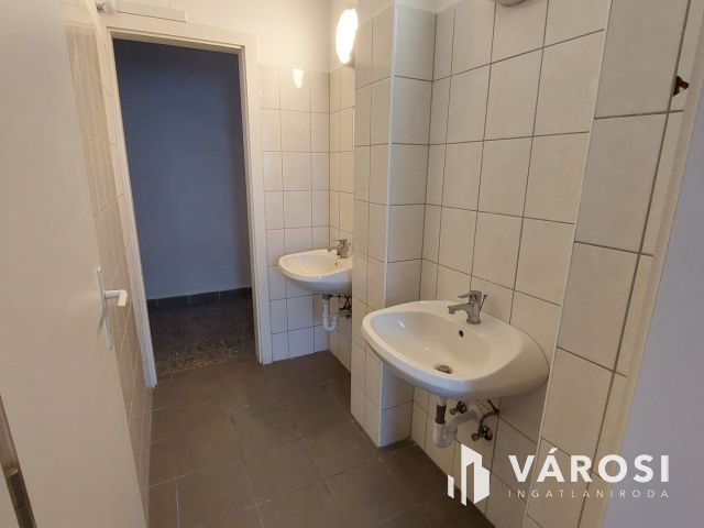 Logisztikai raktár ipari vasút bekötéssel is Szombathelyen