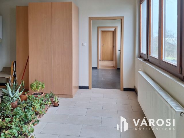 171 m2-es iroda, főút mellett, ipari területen eladó!