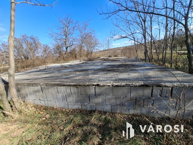 Jó fekvésű építési telek eladó Szőcön