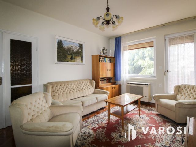 Két szint, tágas élettér és privát medence