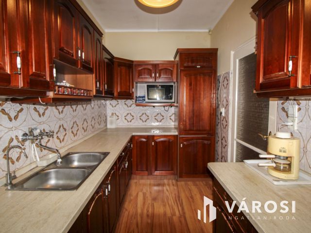 Két szint, tágas élettér és privát medence