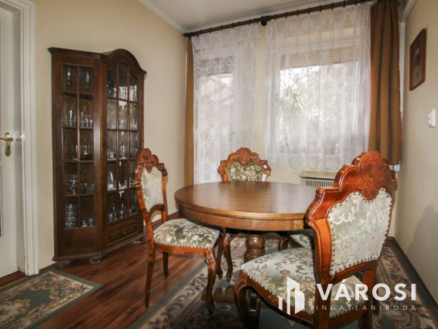 Két szint, tágas élettér és privát medence