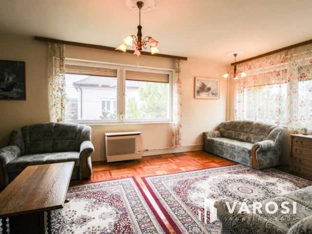 Két szint, tágas élettér és privát medence