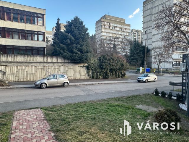 Belvárosban 49 nm-es, utcai bejáratos iroda kiadó!