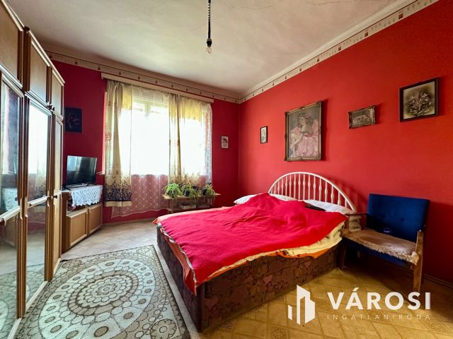 Károlyi csendes részén, felújítandó családi ház eladó!