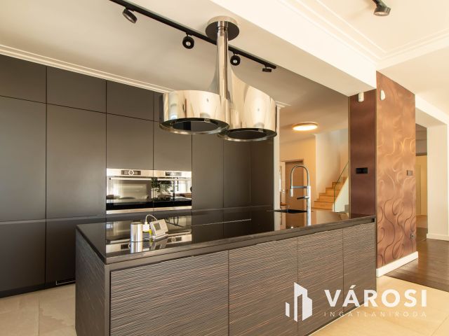 Mediterrán luxusvilla Érd Fenyves-Parkvárosban