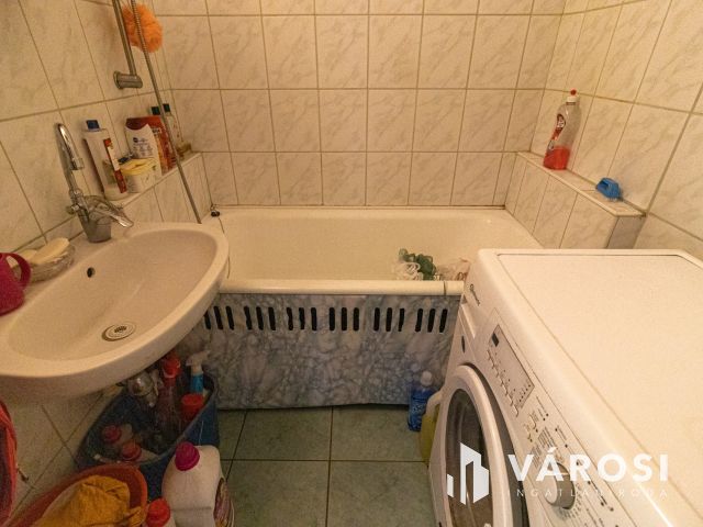 1+2 fészobás részben felújított lakás a Nyár utcában!