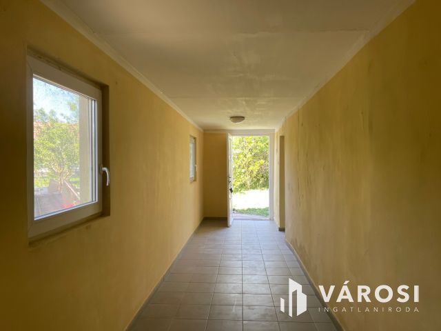 Falu szélén takaros házikó