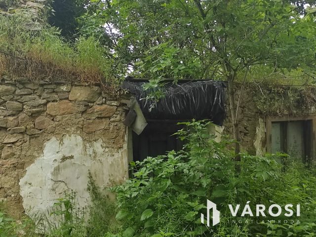 Telek, bazaltkő építőanyaggal Kékkúton eladó