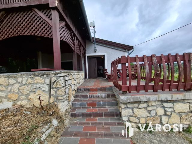 Saját rezsiköltségét megtermelő Balatoni panorámás nyaraló