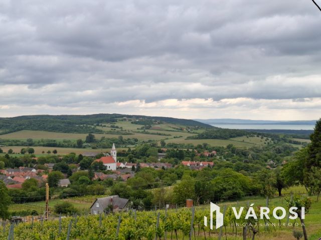 Saját rezsiköltségét megtermelő Balatoni panorámás nyaraló