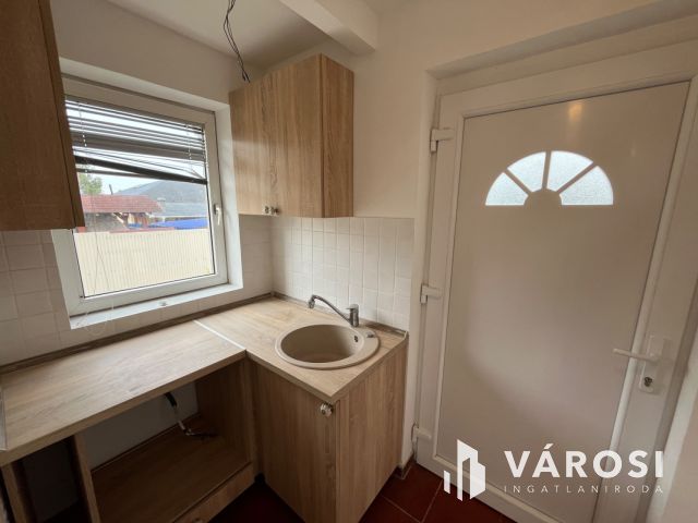 Debreceni csinos kis ház, aszfalt és busz közelében eladó!