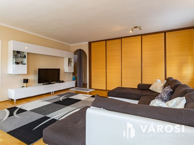 Pilisszentkereszten, három lakásos, családi ház eladó