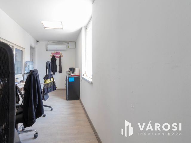 600 m2-es raktár polcrendszerrel, irodával, mosdóval kiadó